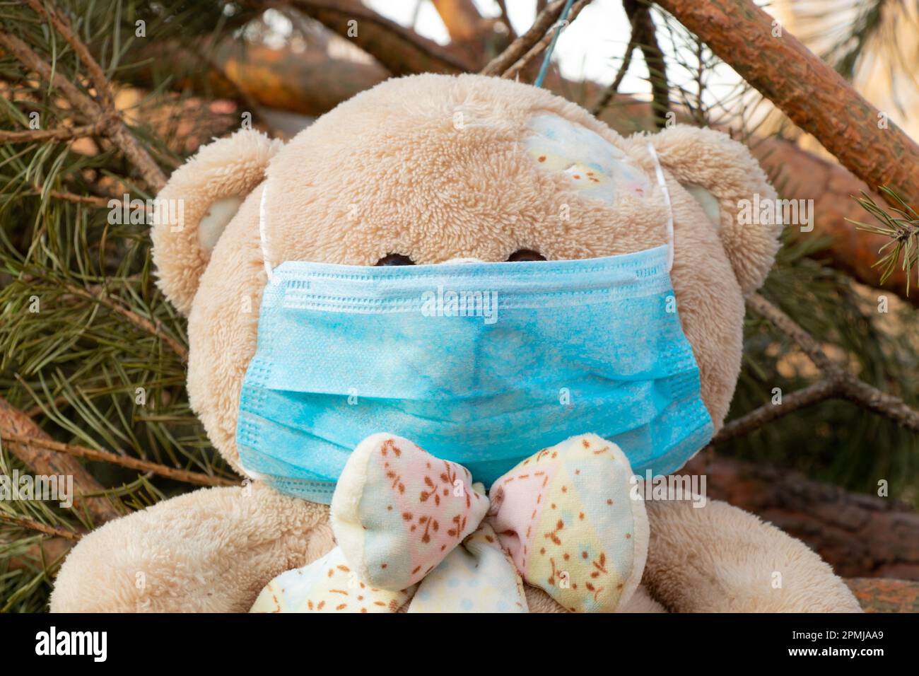 masque médical sur un ours en peluche en gros plan Banque D'Images