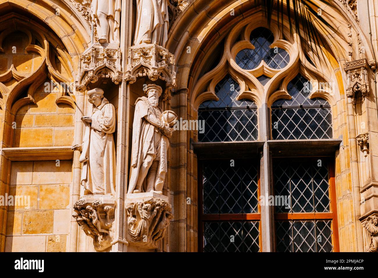 Statues de Gerardus Mercator (R), géographe, cosmographe et cartographe datant du 16th siècle, et de Nicolas Cleynaerts (L), grammarien flamand Banque D'Images