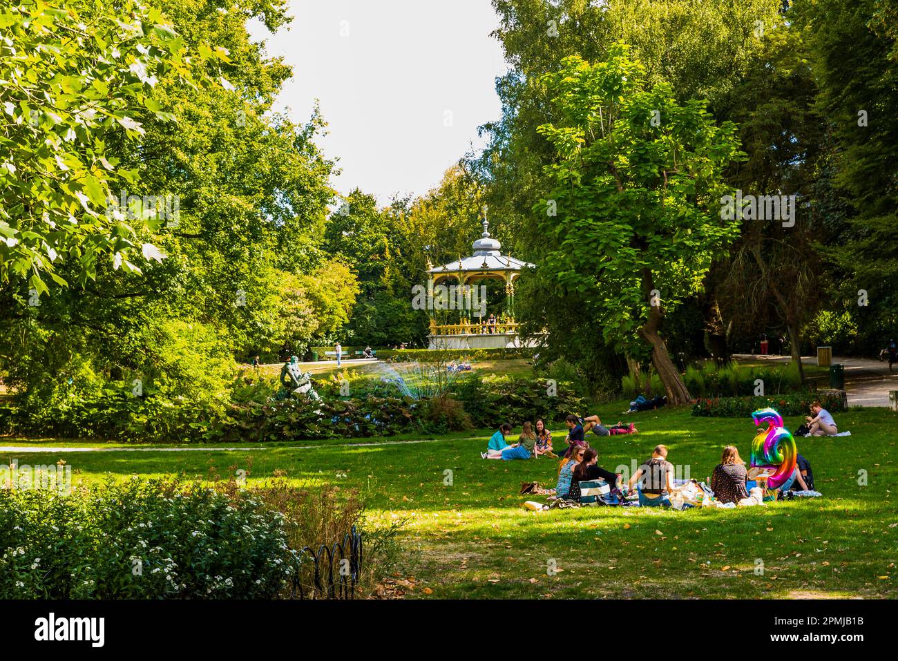 Le parc Queen Astrid est l'un des parcs les plus connus de Bruges. Vieux jardin d'un monastère transformé en parc. Bruges, Flandre Occidentale, Belgique, Europe Banque D'Images