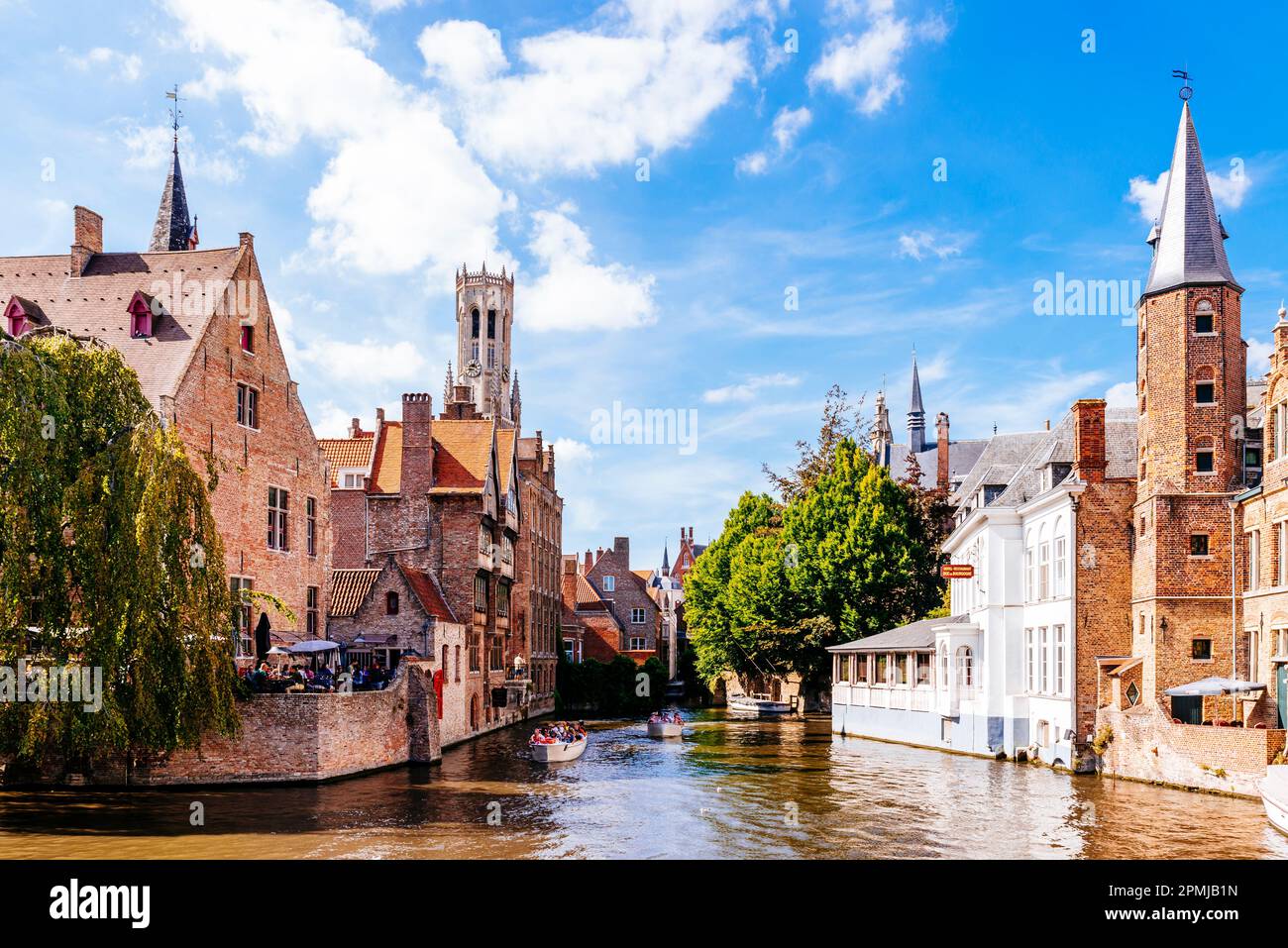 Le Rozenhoedkaai à Bruges avec le Belfort ou le Beffroi de Bruges en arrière-plan. Centre-ville historique de Bruges. Bruges, Flandre Occidentale, Belgique, UE Banque D'Images