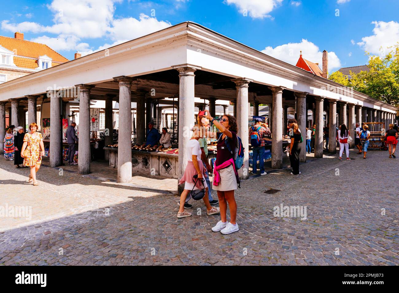 Marché artisanal dans l'après-midi. Vismarkt, marché aux poissons. L'architecte Jean-Robert Calloigne a conçu une colonnade classique qui est maintenant considérée comme la plus ancienne Banque D'Images