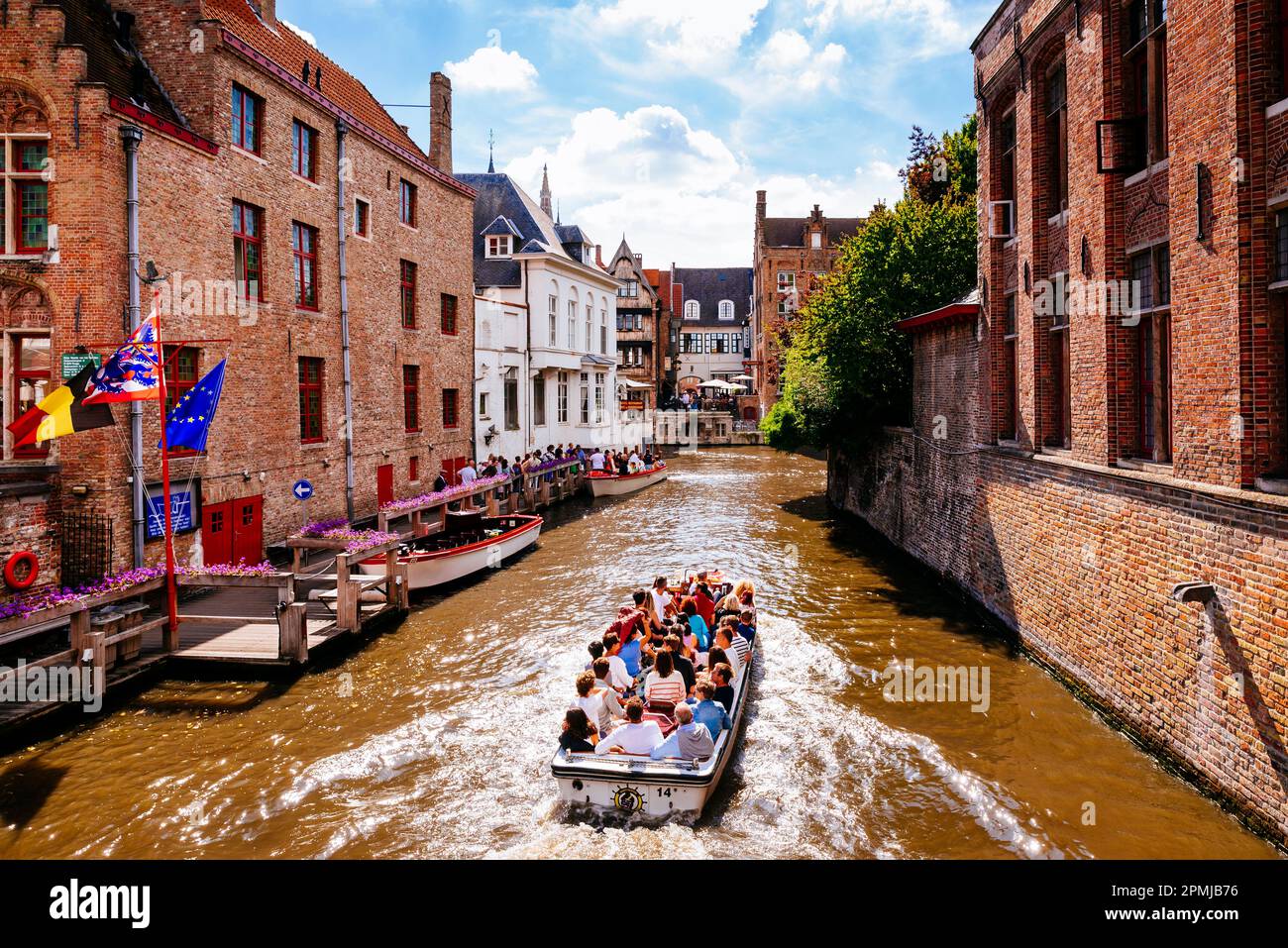 Bateau avec touristes sur le canal de Groenerei. Bruges, Flandre Occidentale, Belgique, Europe Banque D'Images