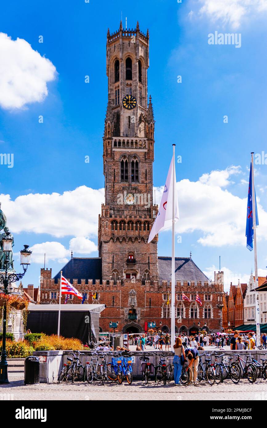 Le Beffroi de Bruges est un clocher médiéval situé dans le centre de Bruges. Vue de la place du marché. Bruges, Flandre Occidentale, Belgique, Europe Banque D'Images