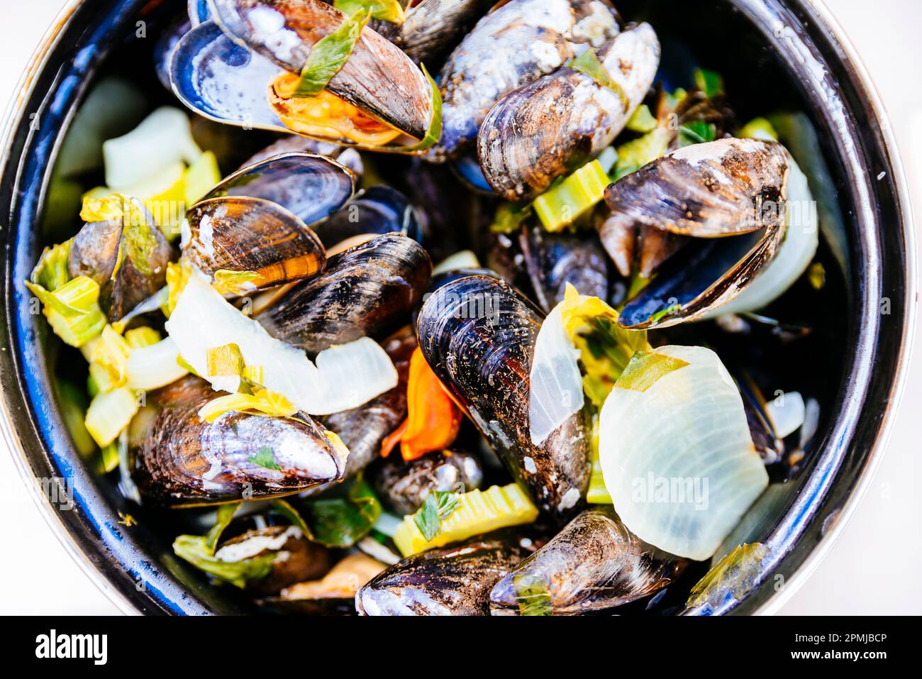 Cuisine belge traditionnelle. Moules-frites ou moules et frittes. Moules avec frites. Moules marinière. Moules. Bruges, Flandre Occidentale, Belgique, Europe Banque D'Images