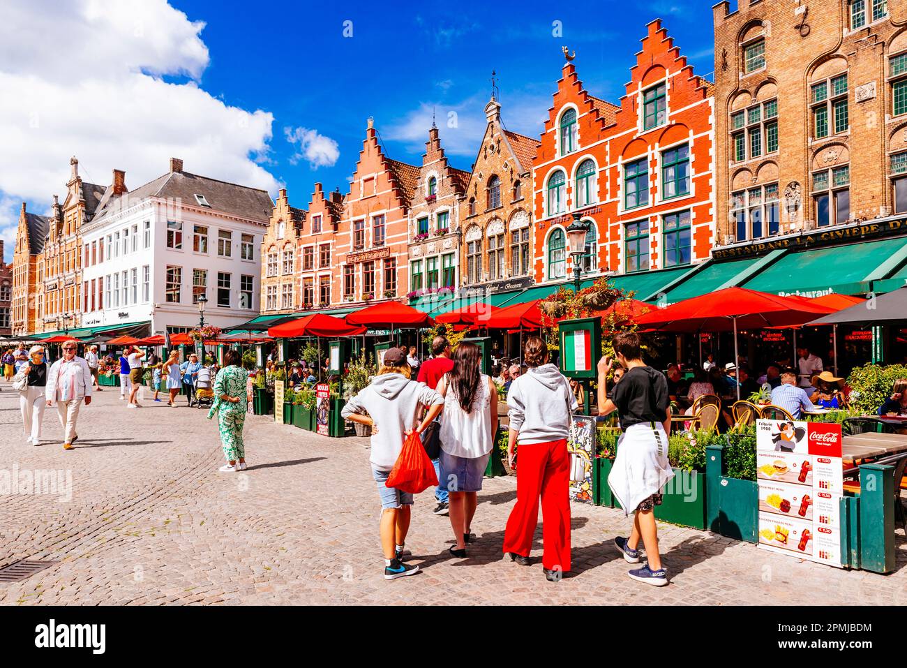 La place du marché de Bruges. Maisons colorées sur la place principale. Bruges, Flandre Occidentale, Belgique, Europe Banque D'Images