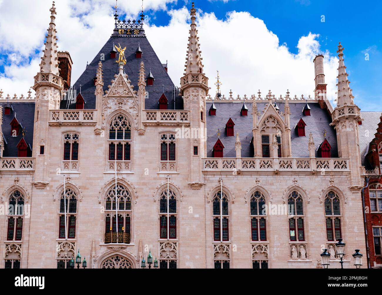 Façade. Le Provinciaal Hof, province court, est un bâtiment néogothique sur la place du marché de Bruges. C'est l'ancien lieu de rencontre de la provincia Banque D'Images