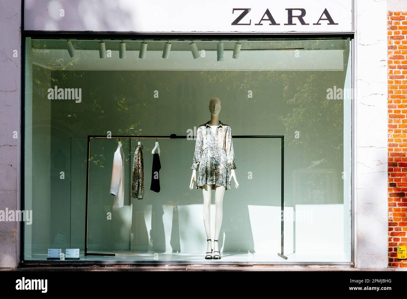 Présentation d'un magasin ZARA. Bruges, Flandre Occidentale, Belgique, Europe Banque D'Images