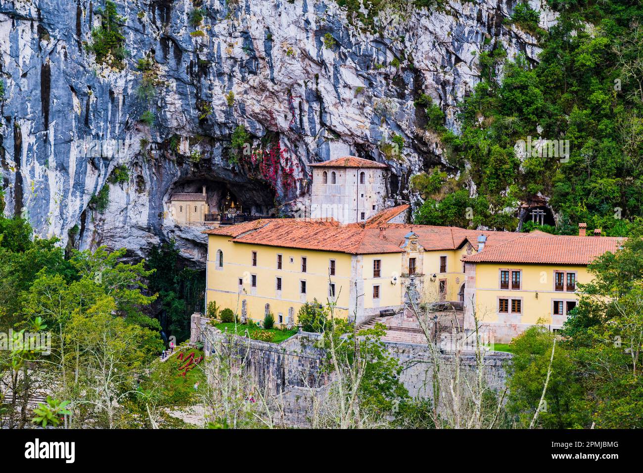 Sanctuaire de Covadonga et grotte Sainte. Covadonga, Cangas de Onís, Principauté des Asturies, Espagne, Europe Banque D'Images