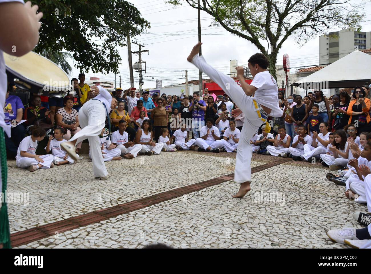 Ville: Marília, São Paulo, Brésil, 04 avril 2023: Présentation de Capoeira, un sport d'art traditionnel au Brésil, dans une place de la ville avec beaucoup de gens regardent Banque D'Images