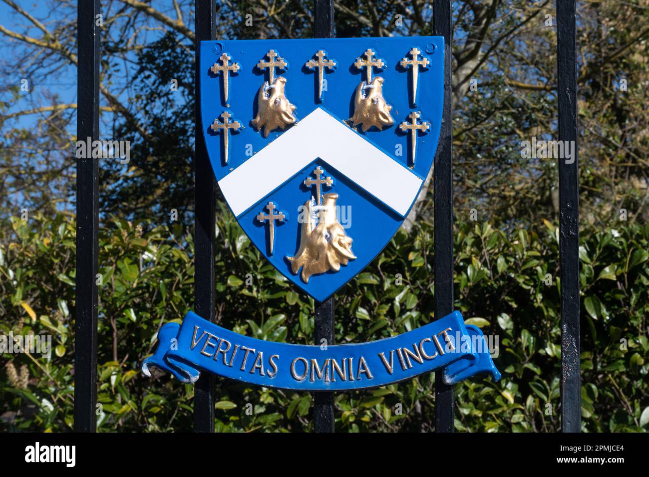 Reading Blue Coat School, une école privée pour garçons à Sonning-on-Thames, Berkshire, Angleterre, Royaume-Uni. Armoiries et devise de l'école à la porte Banque D'Images