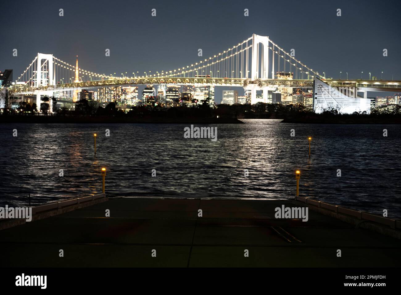 Tokyo, Japon. 9th févr. 2023. Le pont Rainbow est un pont suspendu achevé en 1993 dans le contexte de l'économie japonaise en plein essor de l'immobilier et relie les deux moitiés de la ville, qui sont séparées par la baie de Tokyo. Le pont fait 580 mètres de long et 49 mètres de large, et c'est l'une des attractions touristiques les plus populaires de Tokyo. Le pont est éclairé la nuit, et c'est une belle vue à voir. C'est aussi un endroit populaire pour la pêche et pour prendre des photos.l'économie japonaise est la troisième plus grande dans le monde, après les États-Unis et la Chine. C'est une économie de marché très développée avec une forte valeur ma Banque D'Images