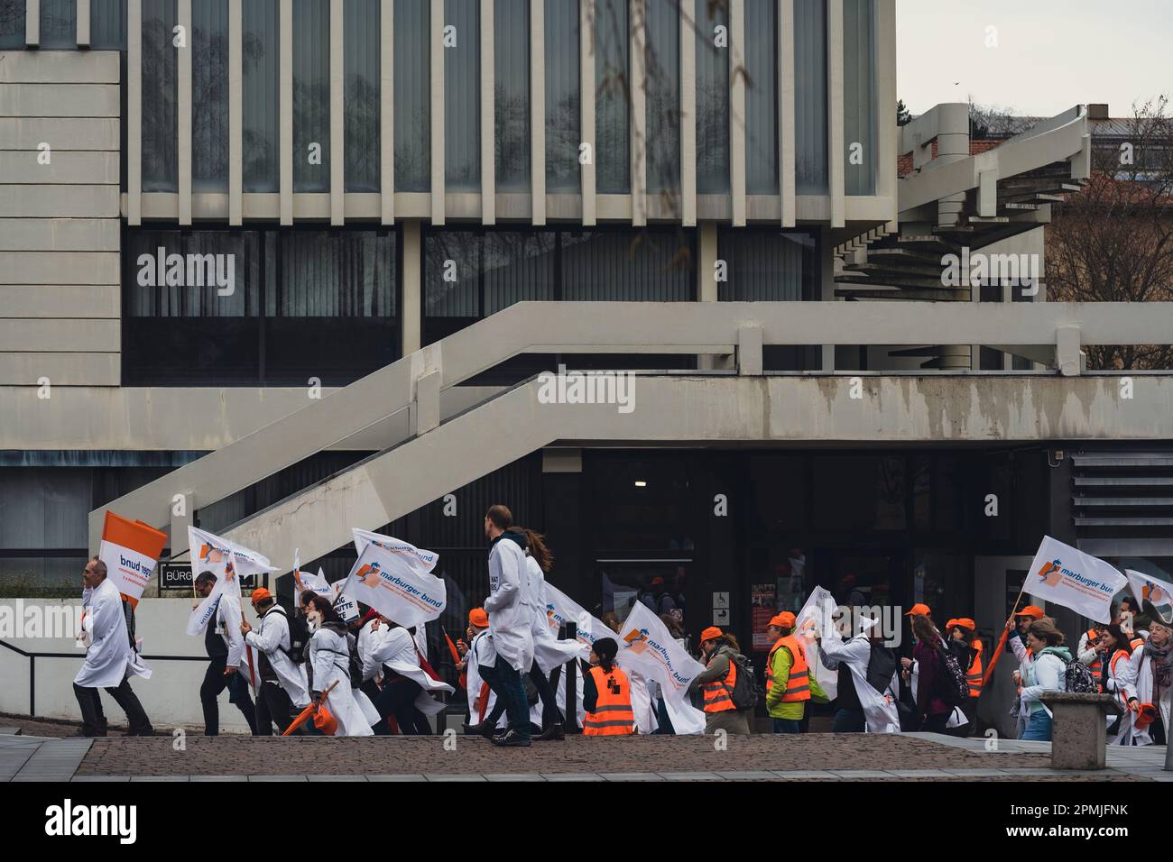 Médecins et soignants allemands marchant avec des panneaux vers la mairie de Kaiserslautern, Allemagne Banque D'Images