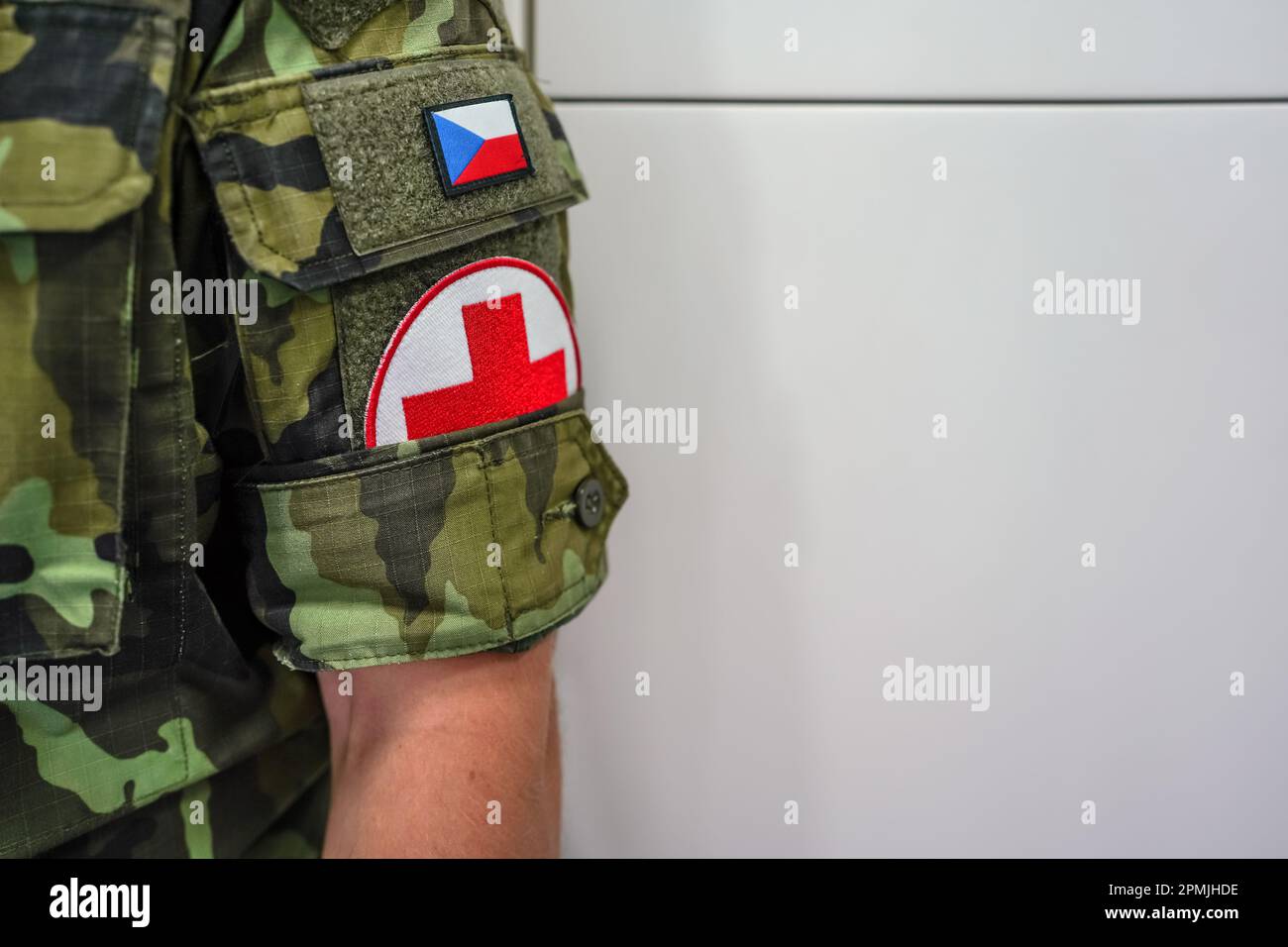Brno, Tchéquie - 08 octobre 2021 : croix rouge et drapeau tchèque sur une manche moderne de soldat médique, gros plan Banque D'Images