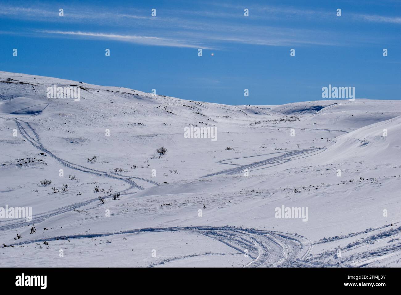 Texture de la neige. Motifs sculptés par le vent sur la surface enneigée. Vent dans la toundra et dans les montagnes sur la surface de la neige sculpte les patrons et les crêtes. Banque D'Images