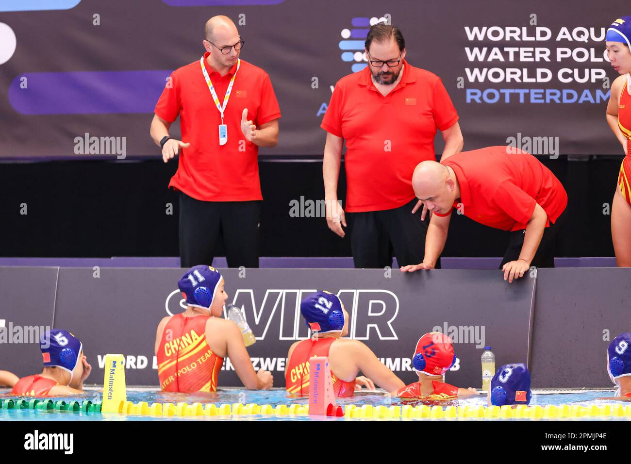 ROTTERDAM, PAYS-BAS - AVRIL 13: Time Out china avec le directeur Pavlidis Theocharis de Chine, Bozhou lu de Chine, Qiyun Zhong de Chine, Jing Zhang de Chine, Wenxin Dong de Chine, Jing Yan de Chine pendant la coupe du monde des femmes Waterpolo 2023, Division 1 Match USA / Italie on 13 avril, 2023 à Rotterdam, pays-Bas (photo d'Albert Ten Hove/Orange Pictures) Banque D'Images