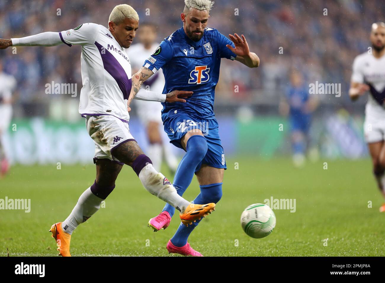 Poznan, Pologne - 13 avril 2023, Domilson Cordeiro dos Santos Dodo de Fiorentina Kristoffer Velde Lech pendant la Ligue de la Conférence européenne de l'UEFA, quart de finale, match de football à 1st jambes entre KKS Lech Poznan et ACF Fiorentina sur 13 avril 2023 au stade de l'INEA à Poznan, Pologne - photo: Piotr Matusewicz/DPPI/LiveMedia Banque D'Images