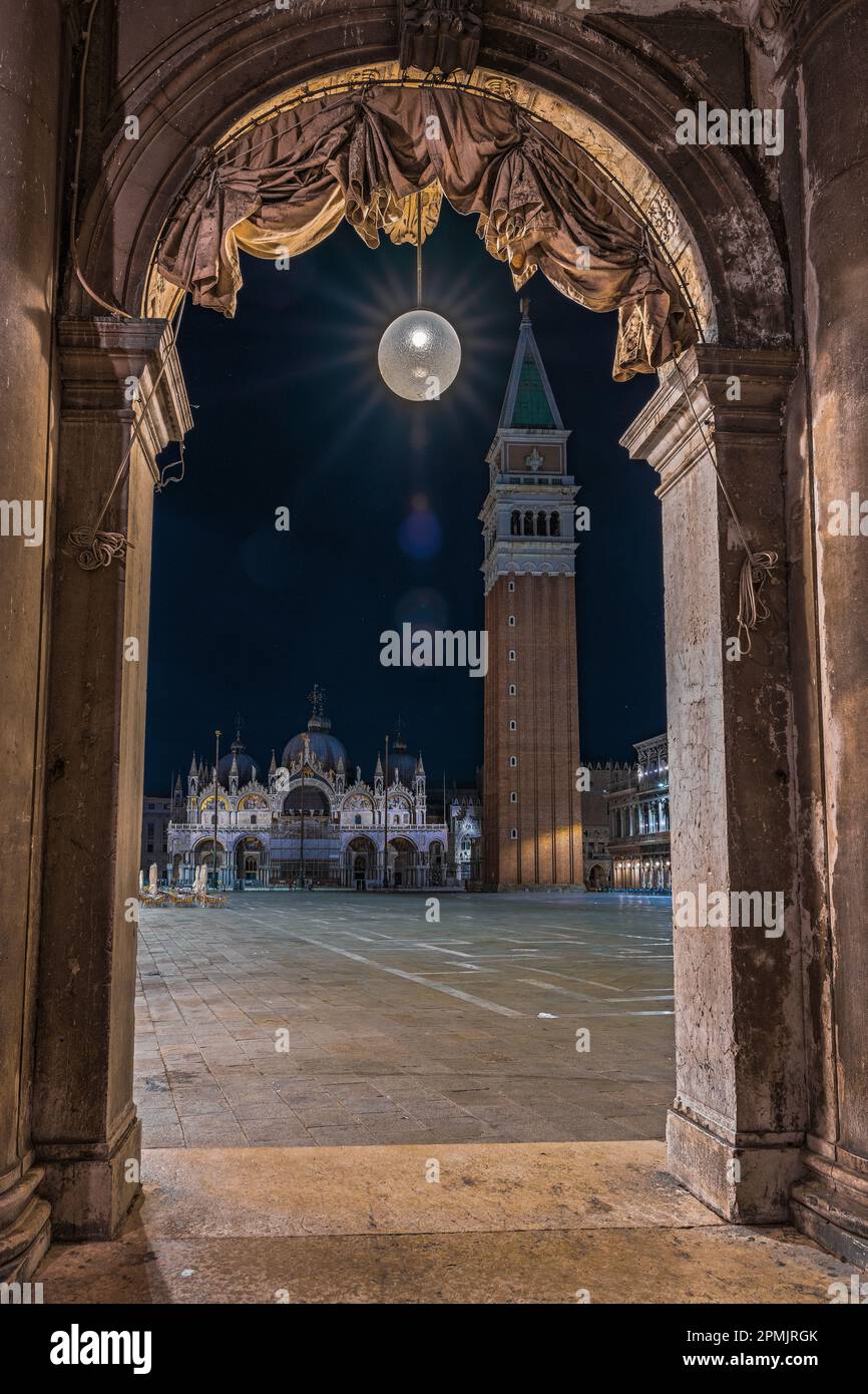 Une vue pittoresque de la Plaza San Marco la nuit à Venise, en Italie Banque D'Images