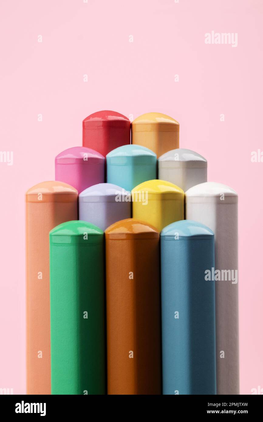 Crayons de couleur pastel sur fond rose. Pyramide abstraite de crayons. Crayons pastel multicolores. Banque D'Images
