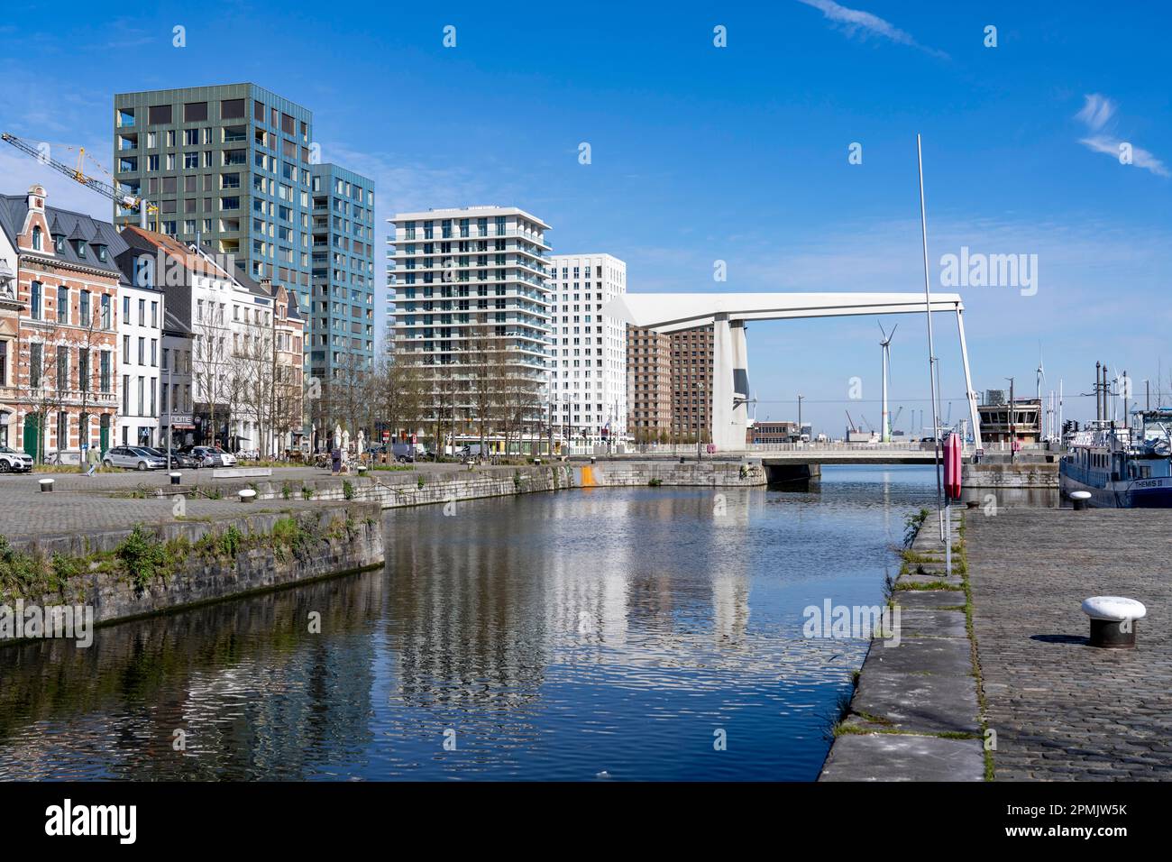 Kattendijkdok, bassin du port, avec pont Lodenbrug, quartier du Vieux Port, Het Eilandje d'Anvers, autrefois peu réputé, quartier dingy, maintenant moderne, Banque D'Images