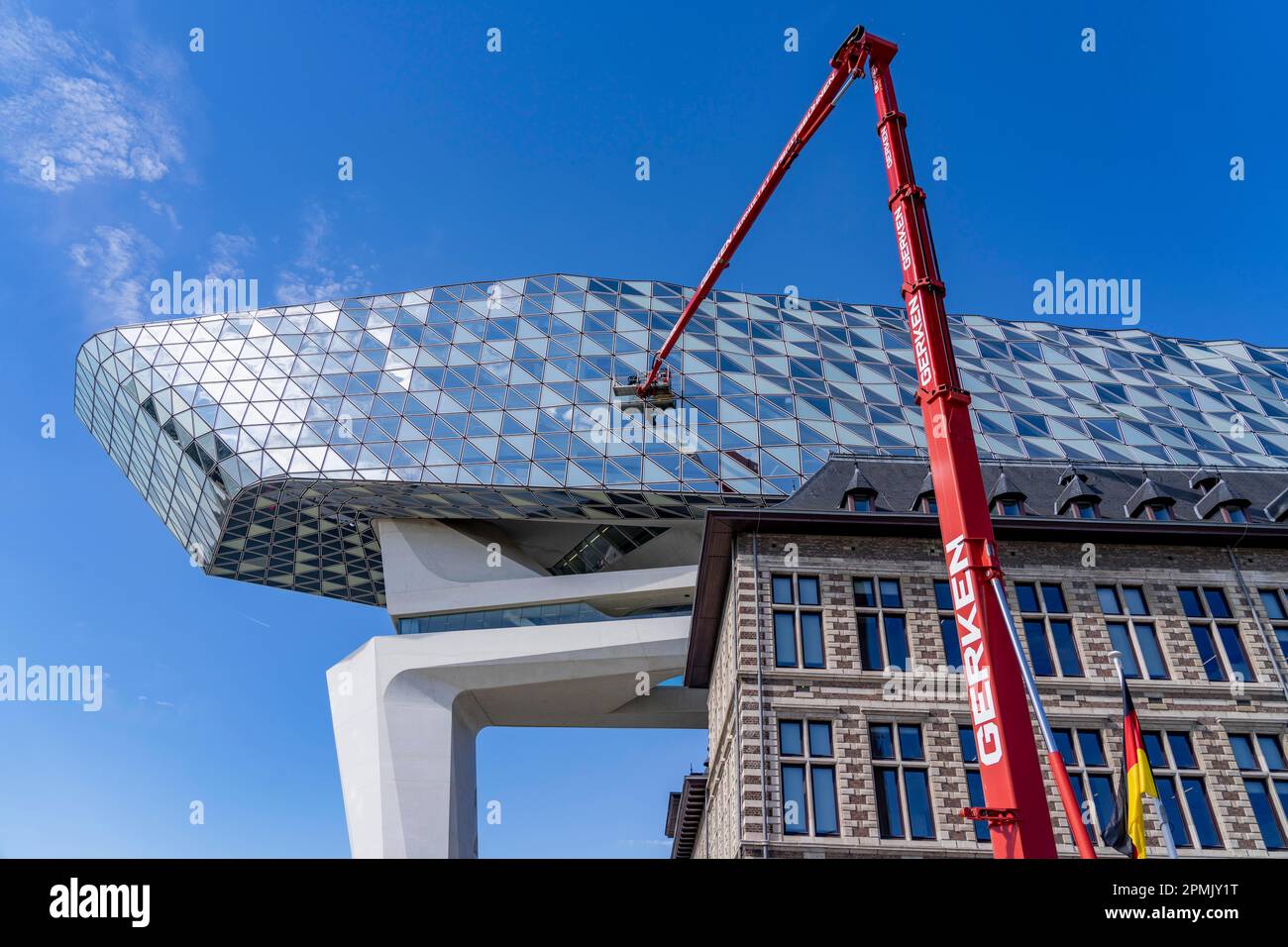 Le bâtiment de l'Autorité portuaire d'Anvers, Havenhuis, ancienne caserne de pompiers dans le port, a été rénové et doté d'une structure en verre, en forme de Banque D'Images