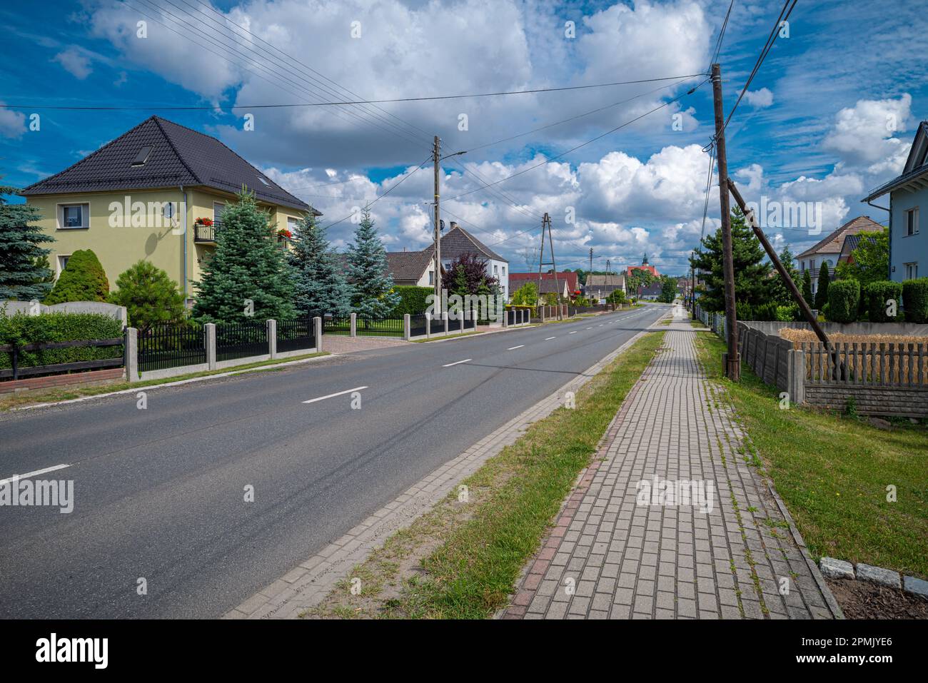 Une vue sur les maisons résidentielles en haute Silésie, Opole Voivodeship, Pologne par une journée ensoleillée Banque D'Images