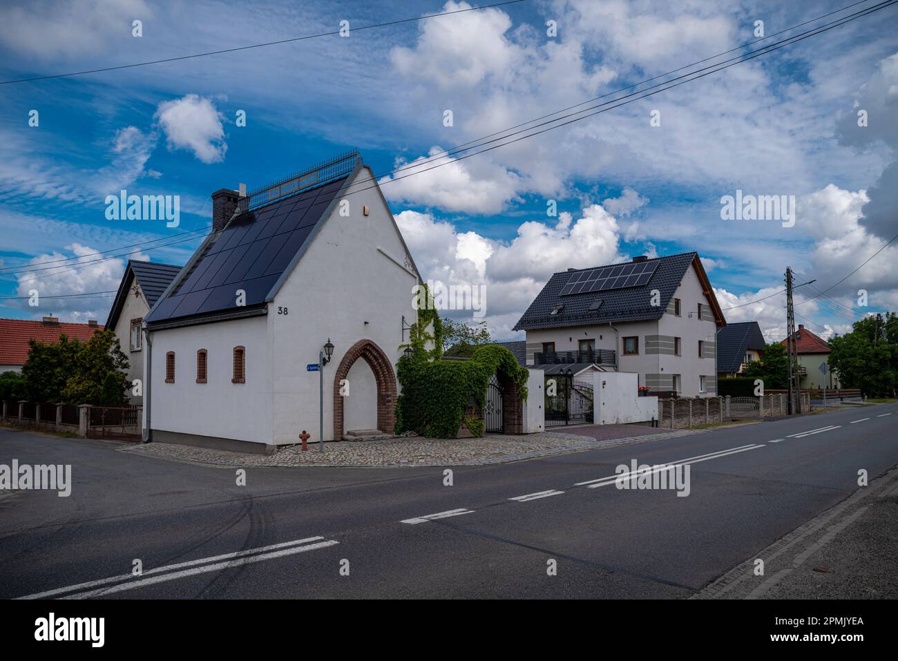 Une vue sur les maisons résidentielles en haute Silésie, Opole Voivodeship, Pologne par une journée ensoleillée Banque D'Images