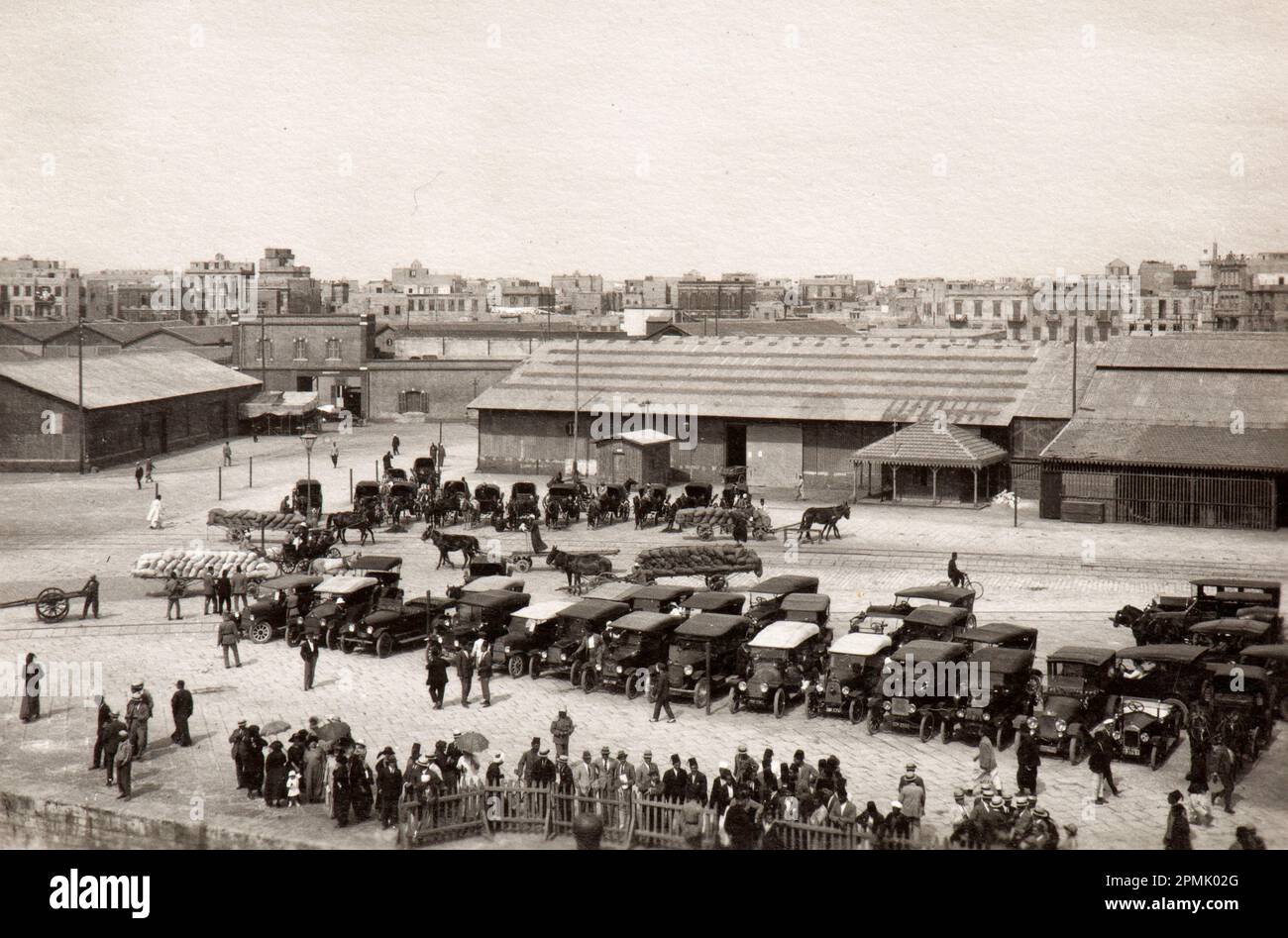 Vue sur la ville d'une ville libyenne (probablement Tripoli) pendant l'occupation coloniale italienne au début des années trente Banque D'Images