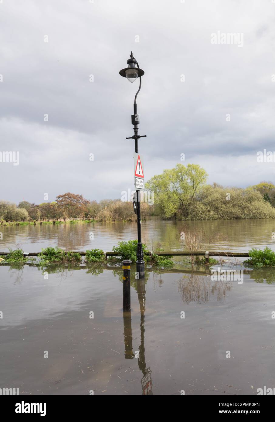 Un lampadaire submergé dans le centre commercial Chiswick Mall à Chiswick, dans le sud-ouest de Londres, en Angleterre, au Royaume-Uni Banque D'Images
