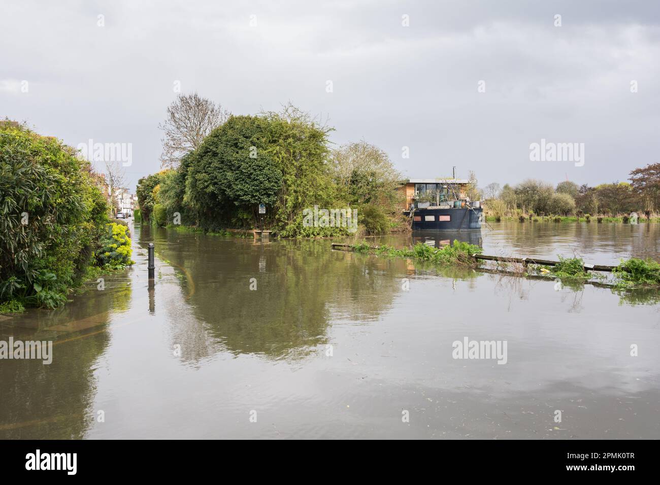 Une péniche aménagée et un poste de lampe submergé dans le centre commercial Chiswick Mall à Chiswick, sud-ouest de Londres, Angleterre, Royaume-Uni Banque D'Images