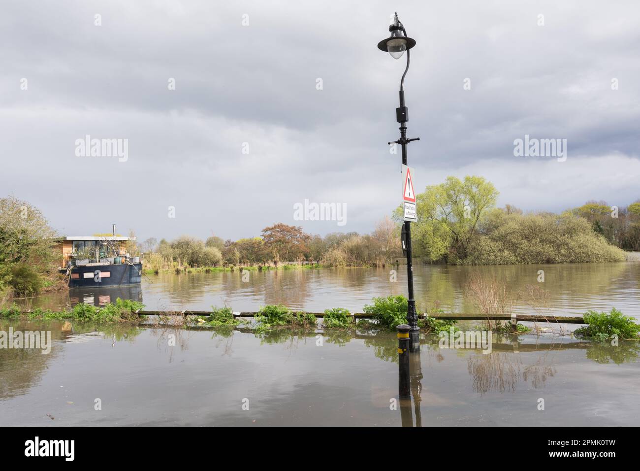 Une péniche aménagée et un poste de lampe submergé dans le centre commercial Chiswick Mall à Chiswick, sud-ouest de Londres, Angleterre, Royaume-Uni Banque D'Images