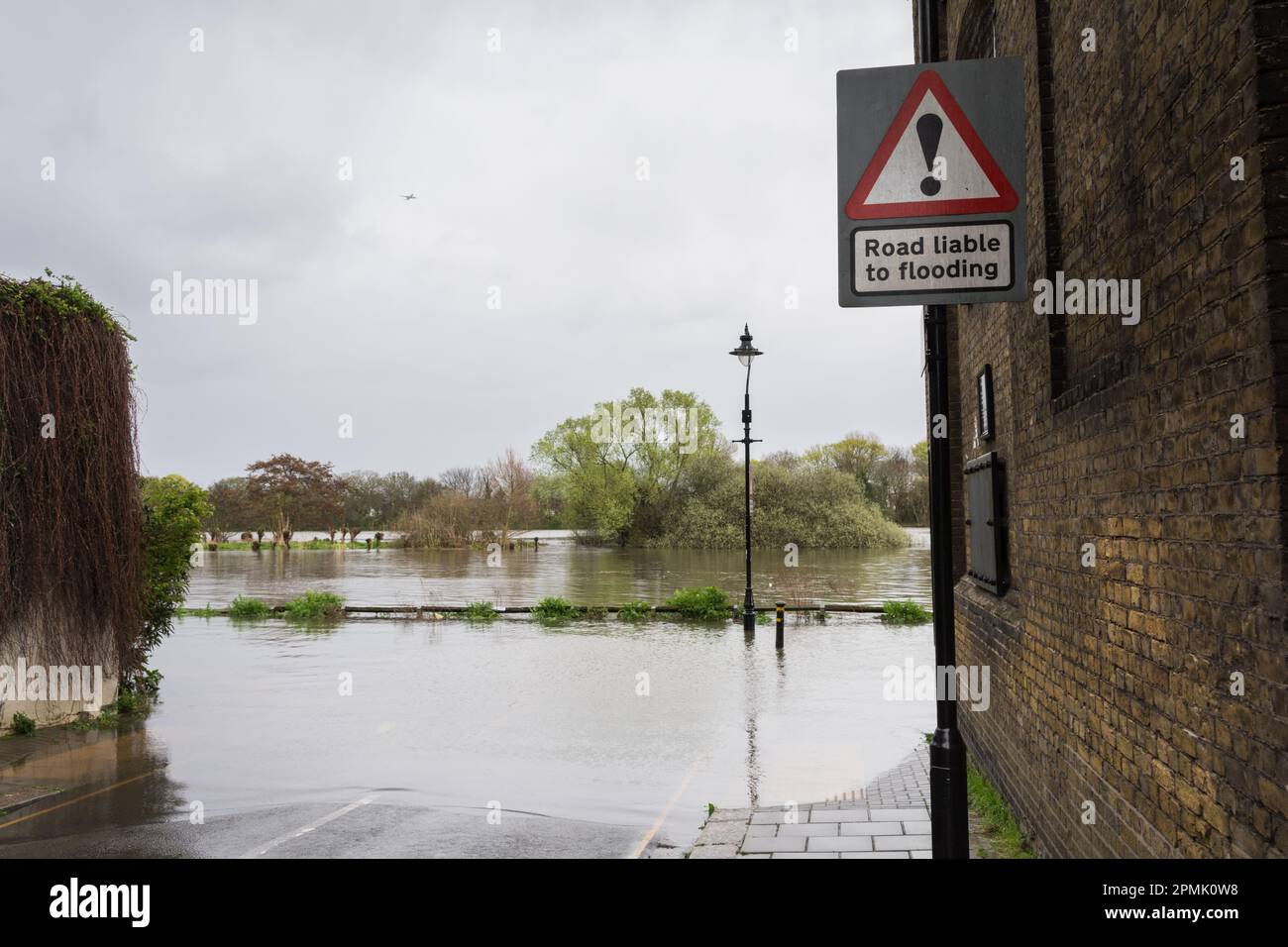 Route susceptible d'être inondées de panneaux sur le Chiswick Mall à Chiswick, sud-ouest de Londres, Angleterre, Royaume-Uni Banque D'Images