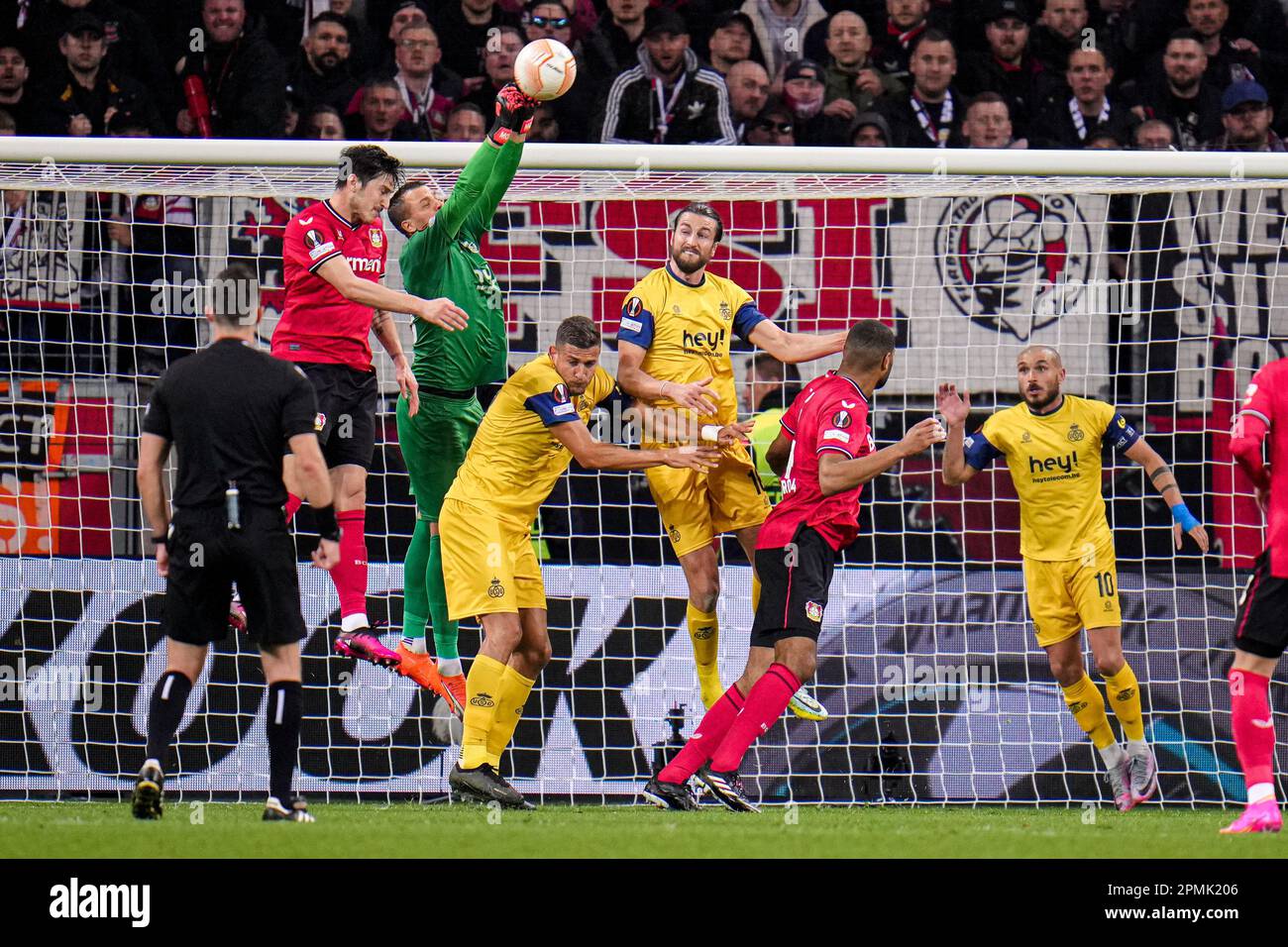 Leverkusen, Allemagne. 13th avril 2023. LEVERKUSEN, ALLEMAGNE - AVRIL 13 : Sardar Azmoun de Bayer 04 Leverkusen, Anthony Moris de Royale Union Saint-Gilloise, Christian Burgess de Royale Union Saint-Gilloise, Teddy Teuma de l'Union Royale Saint-Gilloise lors du quart de finale de l'UEFA Europa League First Leg Match entre Bayer 04 Leverkusen et l'Union Royale Saint-Gilloise à BayArena sur 13 avril 2023 à Leverkusen, Allemagne (photo de René Nijhuis/Orange Pictures) crédit: Orange pics BV/Alay Live News Banque D'Images