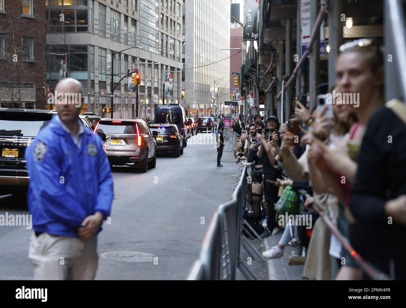 New York, États-Unis. 13th avril 2023. Les manifestants et les partisans regardent le cortège de l'ancien président américain Donald J. Trump se départir du bureau du procureur général de New York Letitia James à New York, jeudi, 13 avril 2023. Donald Trump a comparu jeudi pour dépôt dans le procès civil avec AG Letitia James. La semaine dernière, Donald Trump a été inculpé par un grand jury de Manhattan dirigé par le procureur du district de Manhattan Alvin Bragg pour plus de 30 chefs d'accusation liés à la fraude d'affaires. Photo de John Angelillo/UPI crédit: UPI/Alay Live News Banque D'Images