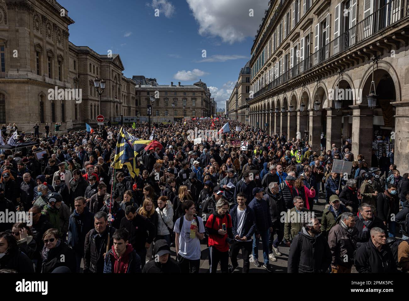 Paris, France. 13th avril 2023. Les gens participent à une manifestation contre un plan de réforme des retraites à Paris, en France, sur 13 avril 2023. Environ 380 000 personnes ont participé à la mobilisation générale nationale de 12th organisée par les syndicats contre le plan de réforme des retraites du gouvernement, a déclaré jeudi le ministère français de l'intérieur. Crédit: Aurélien Morissard/Xinhua/Alay Live News Banque D'Images