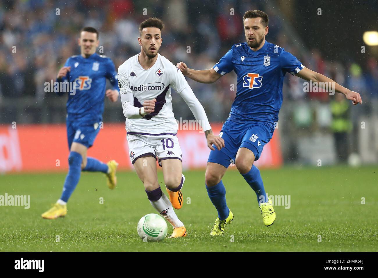 Poznan, Bologne. 13th avril 2023. Gaetano Castrovilli de Fiorentina Artur Sobiech de Lech lors de la Ligue des conférences européennes de l'UEFA, quart de finale, match de football de 1st jambes entre KKS Lech Poznan et ACF Fiorentina sur 13 avril 2023 au Stadion de l'INEA à Poznan, Pologne - photo Piotr Matusewicz/DPPI crédit: DPPI Media/Alay Live News Banque D'Images