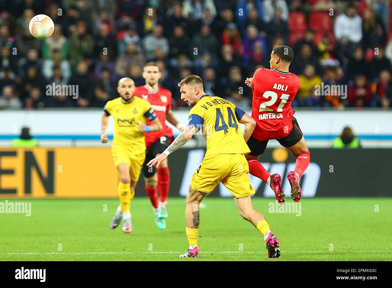 Kopfduell zwischen amine Adli (Bayer 04 Leverkusen) und Siebe Van Der Heyden (Union Saint-Gillois) GER, Bayer 04 Leverkusen vs. Union Saint-Gilloise, Fussball, UEFA Europa League, Viertelfinale, Hinspiel, Spielzeit 2022/2023, 13.04.2023 crédit: ANT Palmer/Alamy Live News Banque D'Images