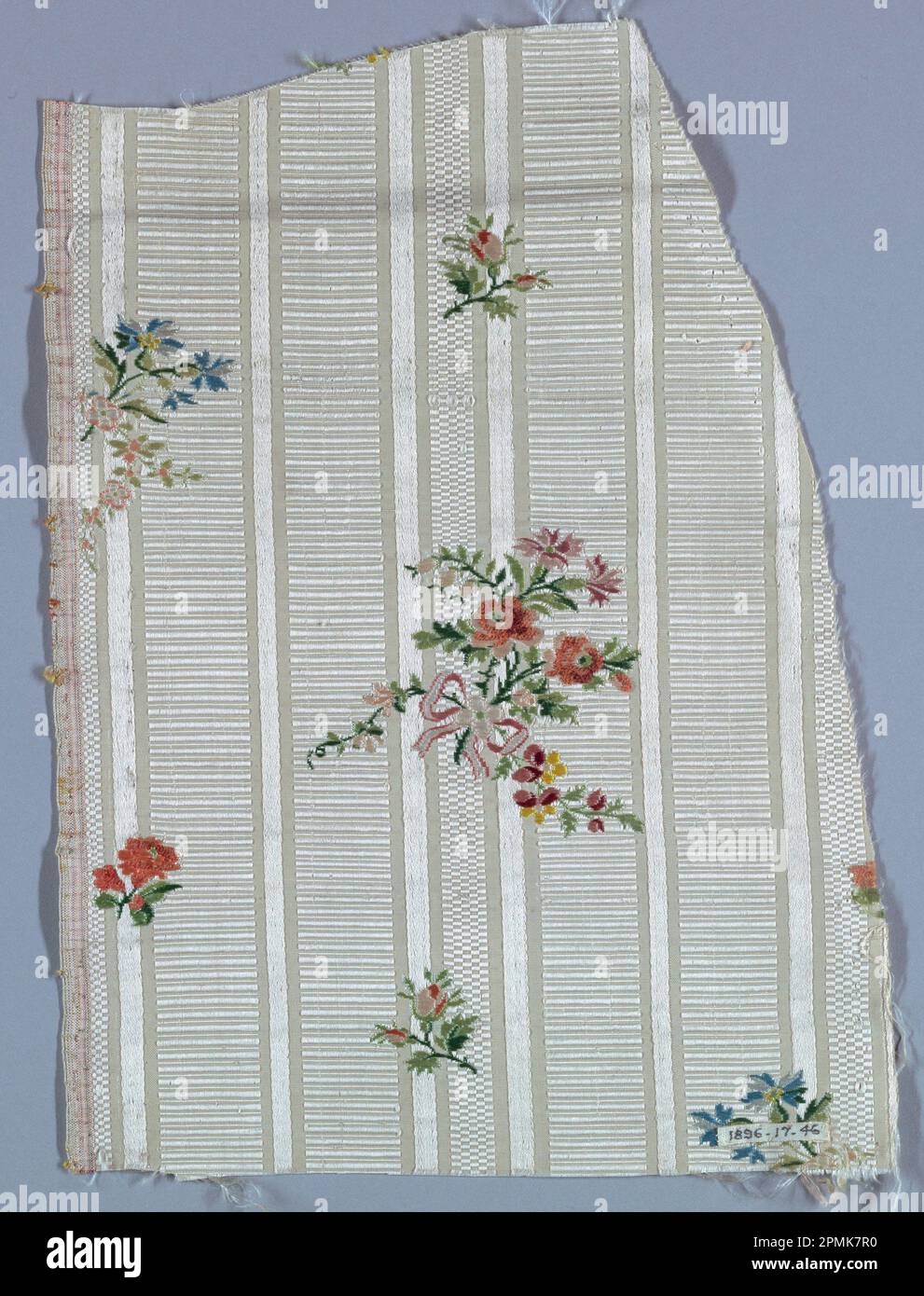 Fragment; tissé de soie; Warp x Weft: 27 x 19,6 cm (10 5/8 x 7 11/16 po.) Banque D'Images