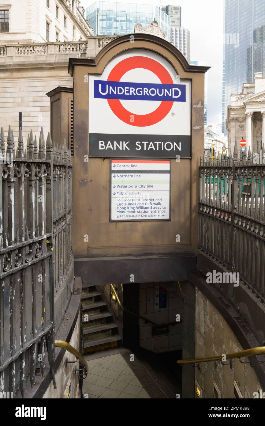 Londres, Royaume-Uni - 18 mars 2023 ; rond-point du métro de Londres à la gare Bank avec des marches jusqu'à la gare Banque D'Images