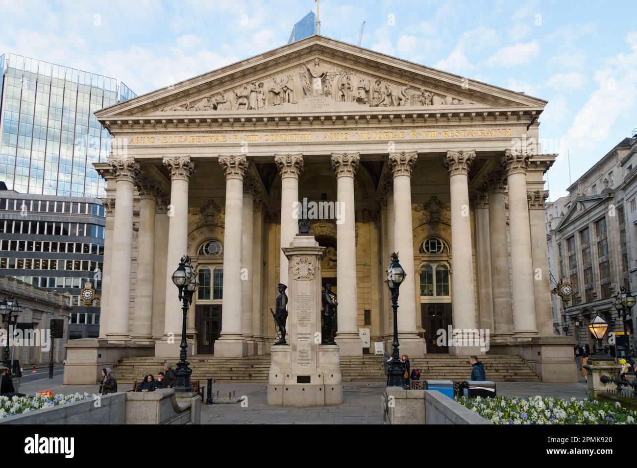 londres, Royaume-Uni - 18 mars 2023 ; soirée de printemps à l'entrée ouest de la Bourse royale de Londres Banque D'Images
