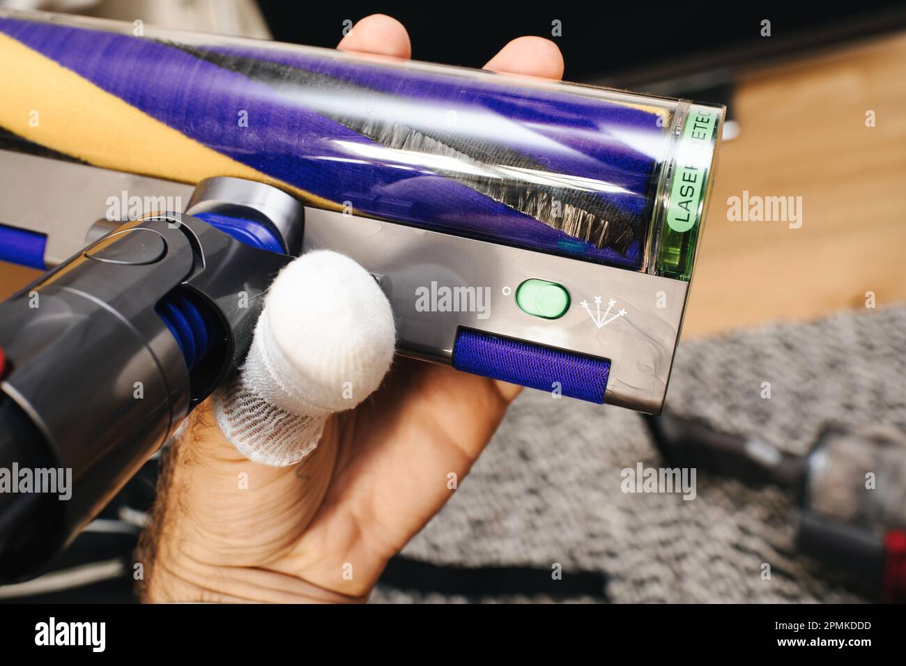 Paris, France - 16 juillet 2022 : le bouton de l'aspirateur Dyson V12 Slim  Absolute avec brosse laser Detect pour un nettoyage et une mise en place  efficaces pour une propreté et