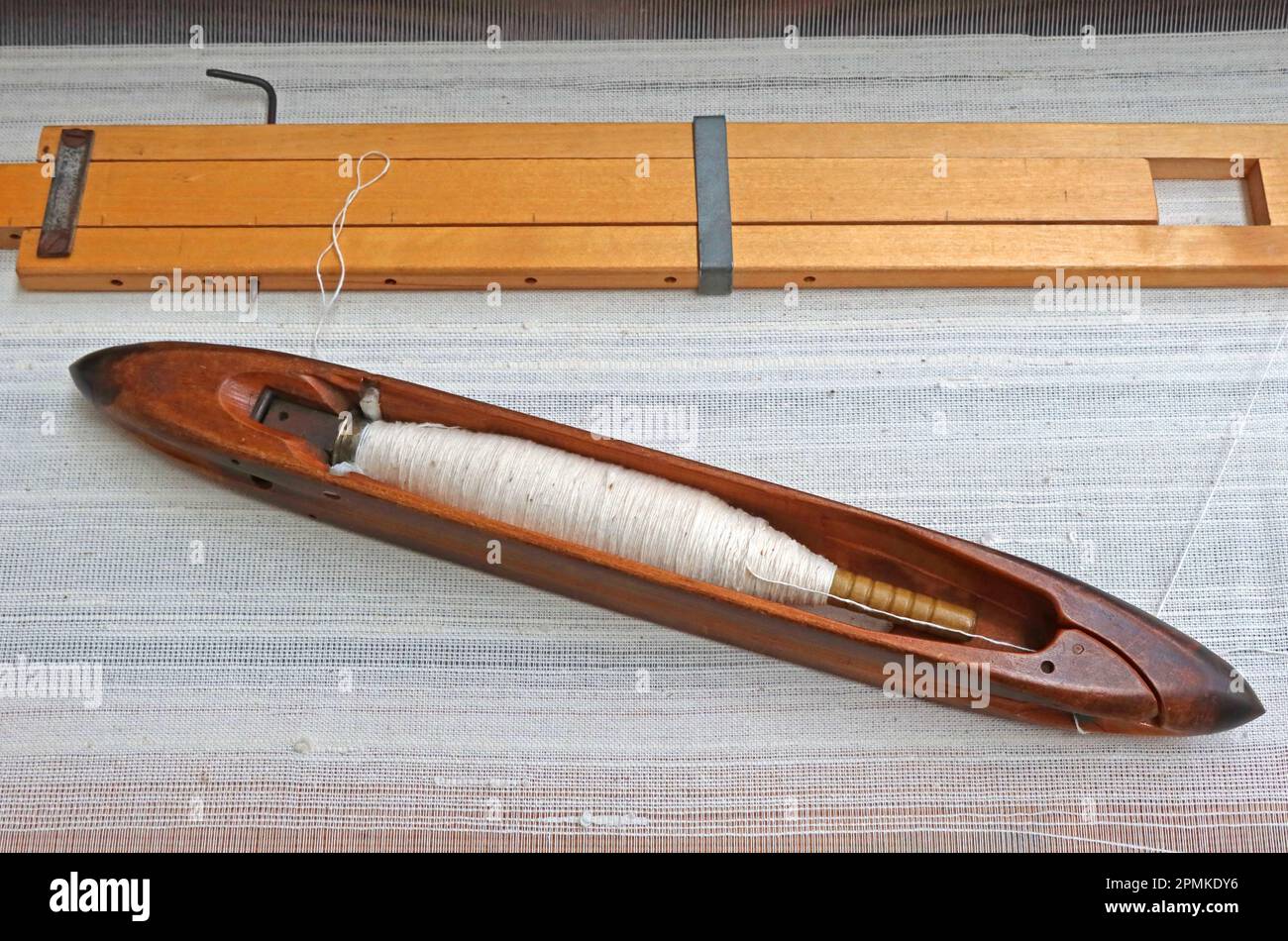 Lancashire cotton Loom shuttle, qui transporte le fil à travers la chaîne afin de créer du tissu, Burnley, Angleterre, Royaume-Uni Banque D'Images