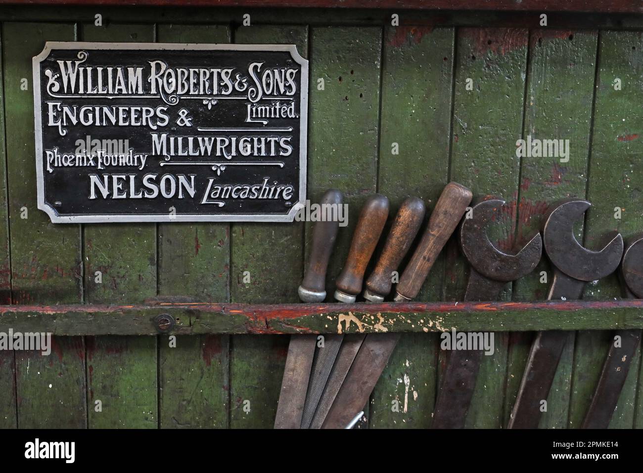 William Roberts & Sons, Millwrights, Engineers, Phoenix Foundry, plaque Nelson Lancashire, Nord-Ouest de l'Angleterre, Royaume-Uni, BB9 avec fichiers, clés Banque D'Images