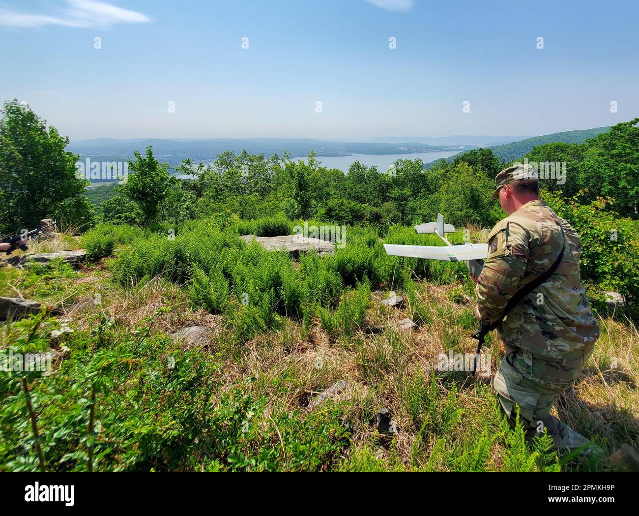 Un militaire de la Garde nationale de l'Armée de New York se prépare à lancer un petit système d'avions sans pilote RQ-11B Raven, sur une colline surplombant la rivière Hudson, au site d'entraînement de Camp Smith près de Peekskill, New York, sur 30 avril 2021. Le New York Army National Guard’s 106th Regiment (Regional Training Institute) enseigne comme classe pour les opérateurs Raven et lance maintenant une classe sur la meilleure façon d’employer le système pour les chefs et le personnel de compagnie et de bataillon. (É.-U. Photo de la Garde nationale de l'armée avec la permission de 106th RTI) Banque D'Images