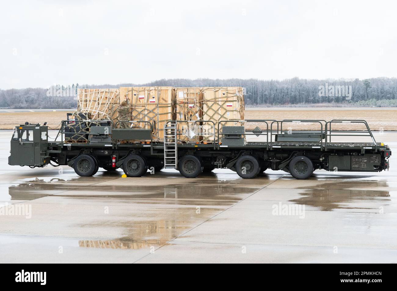 Un chargeur de chargement transportant de l'équipement de base d'exploitation avant palettisé est installé sur la ligne de vol à la base aérienne de Douvres, Delaware, le 1 février 2023. L'équipement FOB sera utilisé pour soutenir les États-Unis Navy MQ-4C Triton Orbit 1 à Andersen AFB, Guam. Le MQ-4C est un véhicule aérien sans pilote exploité par les États-Unis Marine pour patrouille maritime à l'appui des opérations de renseignement, de surveillance et de reconnaissance. (É.-U. Photo de la Force aérienne par Roland Balik) Banque D'Images