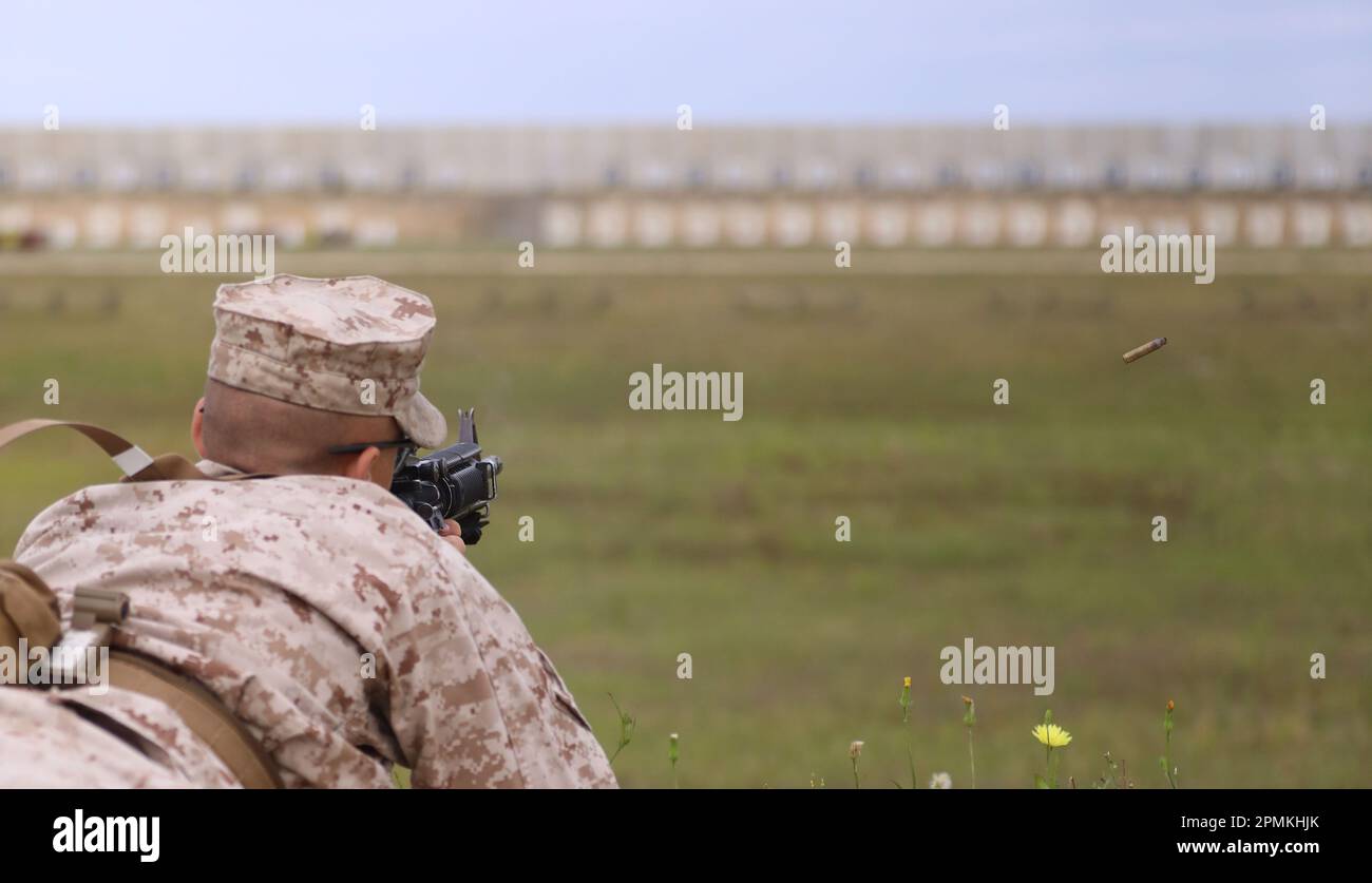 Les recrues de la Compagnie Alpha, 1st Bataillon d'instruction des recrues, effectuent la préqualification pour le Tableau 1, sur le dépôt de recrutement des corps maritimes, île Pariris, L.C. (13 avril 2023). Composé de feu lent et rapide, allant de 100m à 500m, le tableau 1 cours d'essais d'incendie recrute sur les principes de base de la stratégie de marksfart. (É.-U. Photo du corps maritime par le Cpl Jacqueline Kliewer) Banque D'Images