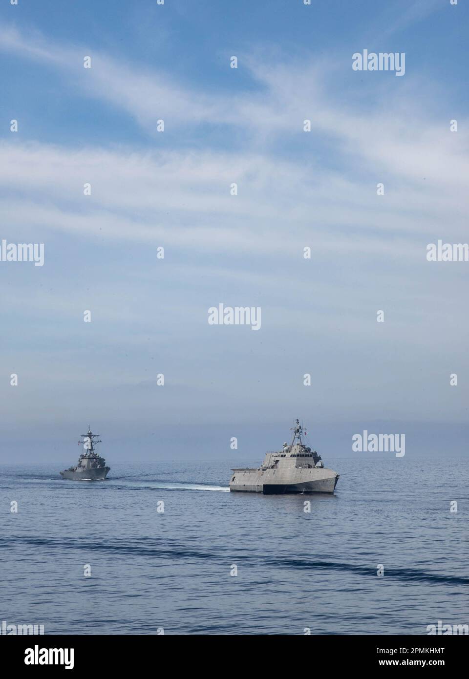 230318-N-NT811-0006 Océan Pacifique - (18 mars 2023) – la puce de combat indépendante USS Kansas City (LCS 22) dirige le destroyer de missile guidé USS Hopper (DDG 70) en formation tout en préparant une fusillade d'armes pendant que les navires sont en cours d'entraînement tactique avancé de guerre de surface (SWATT). SWATT est la première formation tactique avancée de la Marine pour la flotte de surface afin de s’assurer que les unités sont compétentes, compétentes et prêtes à être déployées. L'intense activité de formation de plusieurs semaines est donnée sous la direction du Centre de développement de la guerre navale de surface et de mines (SMWDC). (É.-U. Bleu marine photo b Banque D'Images