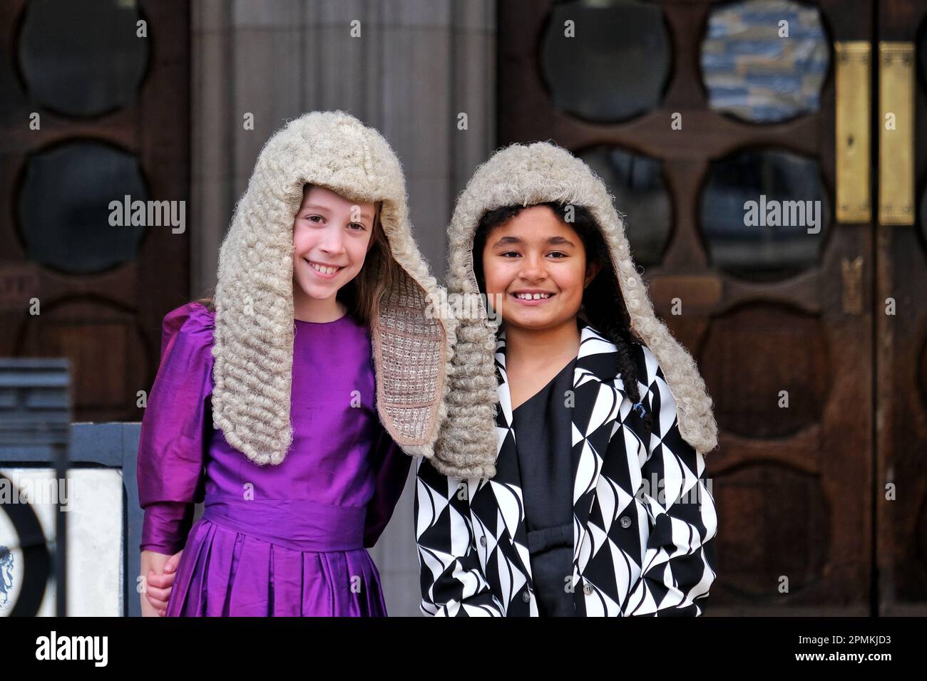 Deux enfants posent dans des perruques à fond plein (juges) à l'extérieur des cours royales de justice le jour des siks. Banque D'Images