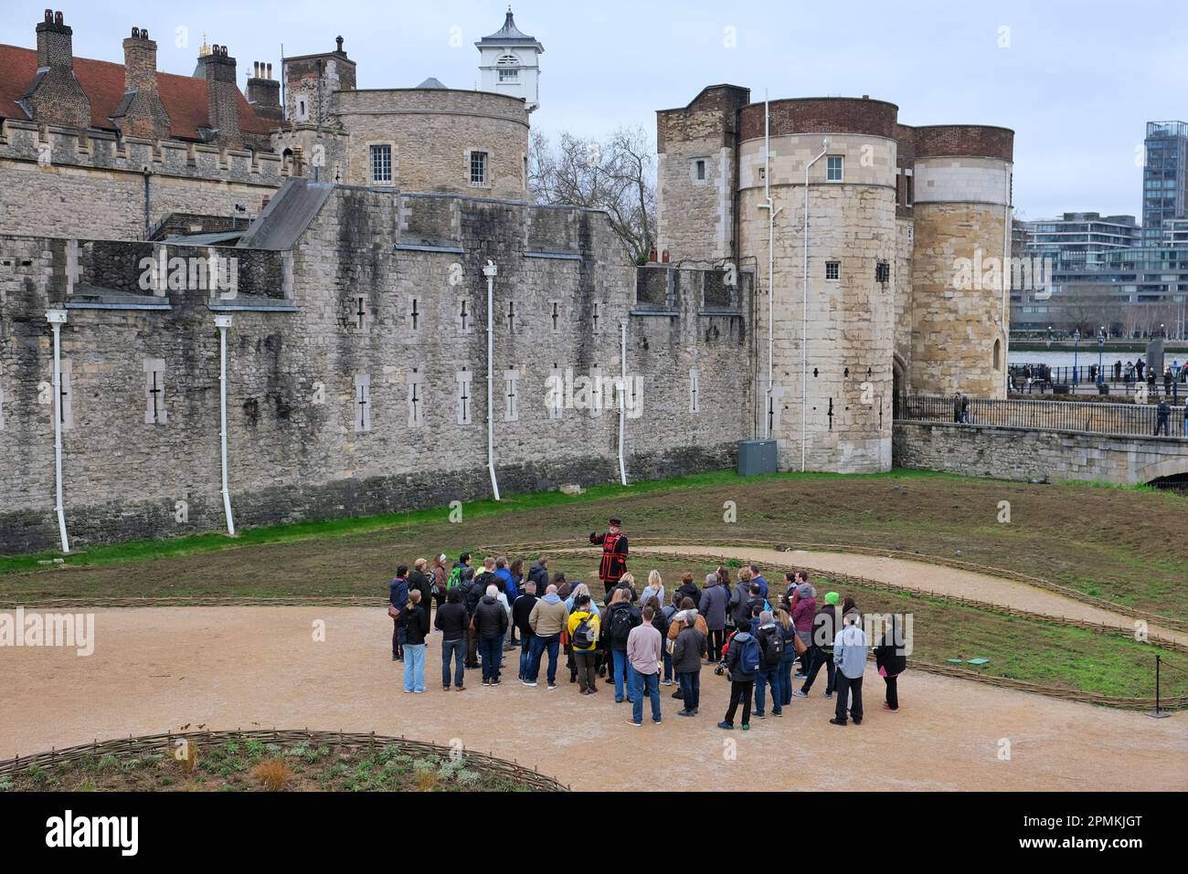 Londres, Royaume-Uni. Un Beefeater organise une visite guidée pour les visiteurs de la Tour de Londres Banque D'Images
