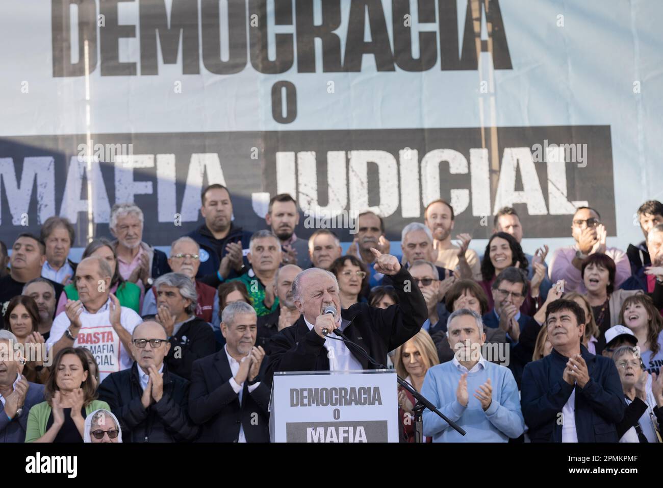 Buenos Aires, Argentine. 13th avril 2023. Sous le slogan démocratie ou mafia judiciaire, le Parti Justicialista, des groupes de la Frente de Todos et divers syndicats, réunis devant les tribunaux, siège de la Cour suprême en soutien à l'actuelle vice-présidente Cristina Kirchner qui est en droit d'être saisie d'affaires contre elle. Le député national Hugo Yasky a prononcé son discours au cours de la loi. (Crédit : Esteban Osorio/Alay Live News) Banque D'Images