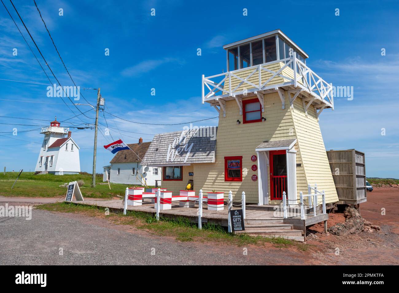 Oh Hey by the Sea – une boutique de cadeaux dans un bâtiment ressemblant à un phare. Le phare du port peut être vu sur la gauche. North Rustico, Île-du-Prince-Édouard. Banque D'Images